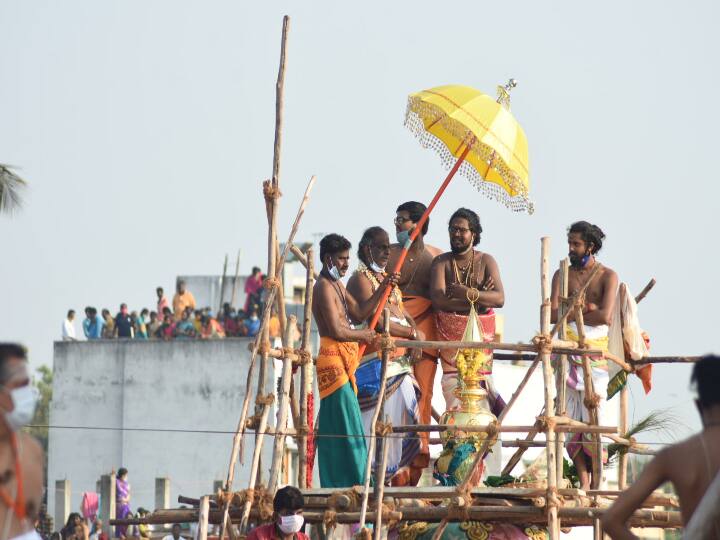 குடமுழுக்க செய்யும் முன் வேத மந்திரங்கள் இசைத்து உரிய பூஜைகள் செய்யப்பட்டது