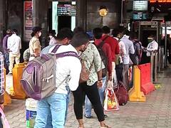 लॉकडाऊनमुळे गावाकडे परतणाऱ्या परप्रांतीयांची पुण्यात लूट, धमकावत उकळले जातायेत पैसे