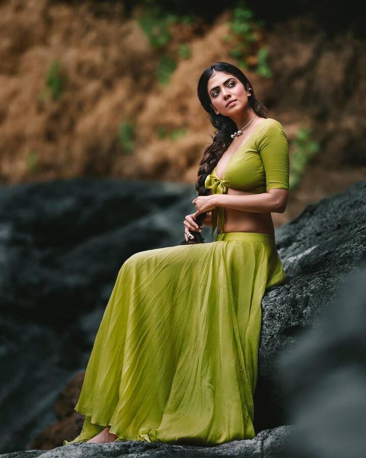 फैंस ये तस्वीरें देखकर क्रेजी हो गए हैं. उनका कहना है कि इनकी अदाएं बॉलीवुड की किसी बड़ी अभिनेत्री से कम नहीं हैं.