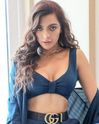 लॉकडाउन में भी बरकरार है Ruhi Singh का जलवा, हॉट तस्वीरों से बढ़ाया इंटरनेट का पारा