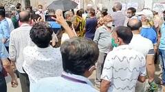 Mumbai: गोरेगांव के नेस्को सेंटर में वैक्सीन लेने के लिए लोगों की उमड़ी भीड़