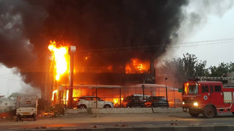 Bathinda Mansa Road Mahindra showroom catches fire, vehicles burn to ashes ਮਹਿੰਦਰਾ ਦੇ ਸ਼ੋਅਰੂਮ 'ਚ ਲੱਗੀ ਭਿਆਨਕ ਅੱਗ, ਗੱਡੀਆਂ ਸੜ੍ਹ ਕੇ ਸੁਆਹ