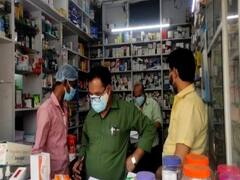 औषधि विभाग के अधिकारियों ने दवा दुकान में की छापेमारी, कालाबाजारी की सूचना पर की कार्रवाई