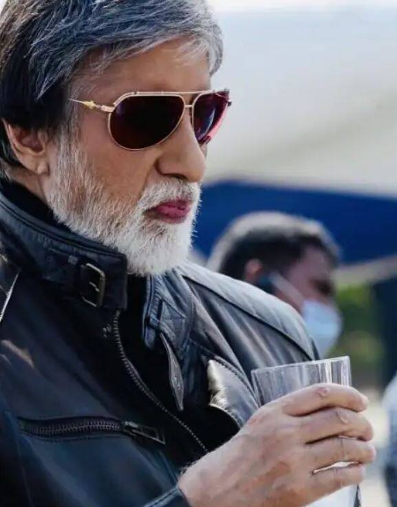 ਫਿਲਮਫੇਅਰ ਦੇ ਅਨੁਸਾਰ, ਅਮਿਤਾਭ ਮੁੰਬਈ ਆਉਣ ਤੋਂ ਪਹਿਲਾਂ ਕੋਲਕਾਤਾ ਵਿੱਚ ਇੱਕ ਸ਼ਿਪਿੰਗ ਕੰਪਨੀ ਵਿੱਚ ਕੰਮ ਕਰਦੇ ਸੀ, ਜਿੱਥੇ ਉਨ੍ਹਾਂ ਦੀ ਤਨਖਾਹ 500 ਰੁਪਏ ਪ੍ਰਤੀ ਮਹੀਨਾ ਸੀ।