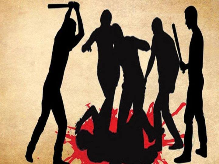 गोरखपुर: मोबाइल चोरी का आरोप लगाकर युवक को पेड़ से बांधकर पीटा, वीडियो वायरल Man brutally beaten by some people in Gorakhpur video surfaces ANN गोरखपुर: मोबाइल चोरी का आरोप लगाकर युवक को पेड़ से बांधकर पीटा, वीडियो वायरल