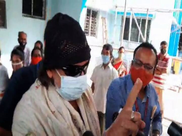 সকাল সকাল কাশীপুর-বেলগাছিয়া বিধানসভার একটি অনুষ্ঠান বাড়ির ২৪৭ নম্বর বুথে ভোট দিলেন মিঠুন চক্রবর্তী।