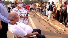 Mumbai: BKCलसीकरण केंद्रांवर नागरिकांची गर्दी,दुपारी 12नंतर लसीकरण सुरु होणार असल्याने नागरिक संतप्त