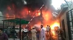 ਮਹਿੰਦਰਾ ਦੇ ਸ਼ੋਅਰੂਮ 'ਚ ਲੱਗੀ ਭਿਆਨਕ ਅੱਗ,ਸੈਂਕੜਿਆਂ ਦੀ ਗਿਣਤੀ 'ਚ ਗੱਡੀਆਂ ਸੜ ਕੇ ਸੁਆਹ