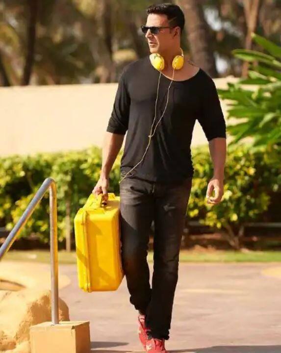 ਅਕਸ਼ੇ ਕੁਮਾਰ ਫਿਲਮਾਂ 'ਚ ਆਉਣ ਤੋਂ ਪਹਿਲਾਂ, ਬੈਂਕਾਕ 'ਚ ਬਤੌਰ ਵੇਟਰ ਅਤੇ ਸ਼ੈੱਫ ਕੰਮ ਕਰਦੇ ਸੀ, ਇਸ ਦੇ ਲਈ ਉਨ੍ਹਾਂ ਨੂੰ ਸਿਰਫ 1500 ਰੁਪਏ ਮਿਲਦੇ ਸੀ। 