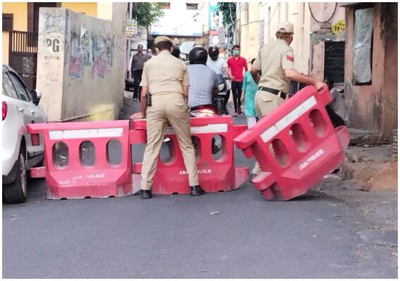 जम्मू कश्मीर में शाम 7 बजे से कर्फ्यू लागू, सोमवार सुबह तक रहेगी सख्ती जम्मू कश्मीर में शाम 7 बजे से कर्फ्यू लागू, सोमवार सुबह तक रहेगी सख्ती