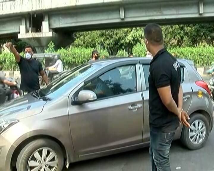 સુરતની નવી સિવિલ હોસ્પિટલમાં પ્રવેશ દ્વાર પર બાઉન્સર ગોઠવવામાં આવ્યા છે. નવી સિવિલ હોસ્પિટલમાં ઓક્સિજનના અભાવના કારણે કોવિડ દર્દીઓને લેવામાં આવતા નથી..