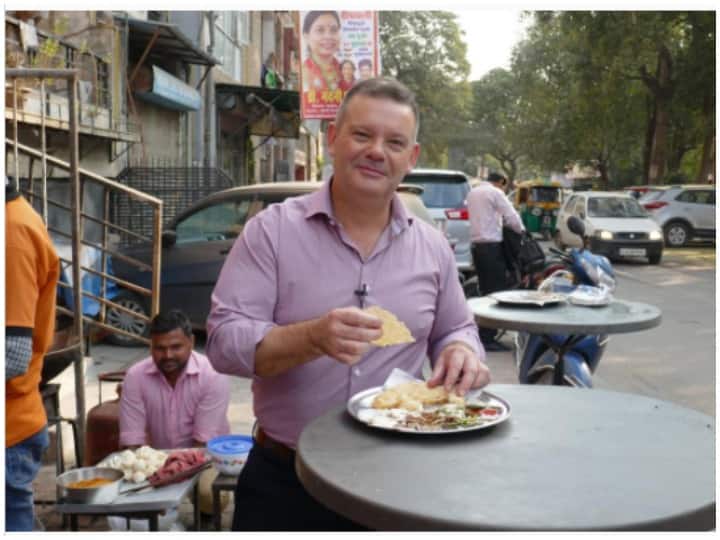 Australian MasterChef shares picture of eating Chole Bhature, expressed concern over crisis ऑस्ट्रेलिया के मशहूर शेफ ने छोले भटूरा खाते हुए शेयर की तस्वीर, भारत के संकट पर कही ये बात