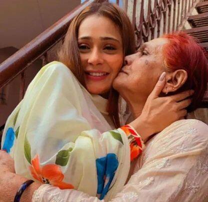 सारा इस दौरान रमजान के पाक महीने में अपने परिवार के साथ काफी अच्छा वक्त बिताती दिखीं. इस दौरान सारा ना सिर्फ अपने रिश्तेदारों और दोस्तों से मिलीं बल्कि उनका आशीर्वाद भी लिया. खासकर सारा की उनकी दादी के साथ तस्वीरें काफी पसंद की जा रही हैं. इन तस्वीरों में सारा अपनी दादी के साथ स्पेशल बॉन्ड शेयर करती दिख रही हैं.