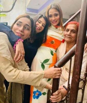 वर्कफ्रंट की बात करें तो सारा खान इन दिनों एक ओटीटी प्लेटफॉर्म के लिए कुकरी शो अन्नपूर्णा रसोई में काम कर रही हैं. वहीं इसके अलावा उन्होंने हाल ही में साइनाइड मोहन फिल्म की शूटिंग पूरी की है. सारा इस फिल्म में शरीब हाशमी के साथ दिखाई देने वाली हैं.