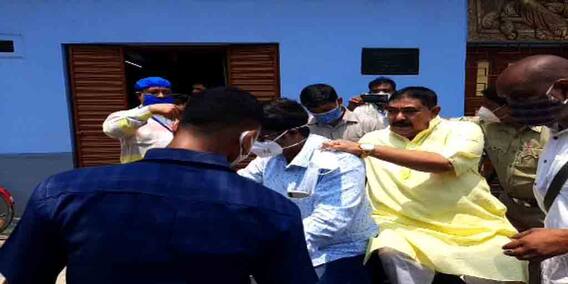 WB Election 2021: সকাল থেকেই কমিশনের কড়া প্রহরা, বাইকে চেপে ভোট দিতে গেলেন 'নজরবন্দি' অনুব্রত WB Election 2021: সকাল থেকেই কমিশনের কড়া প্রহরা, বাইকে চেপে ভোট দিতে গেলেন 'নজরবন্দি' অনুব্রত
