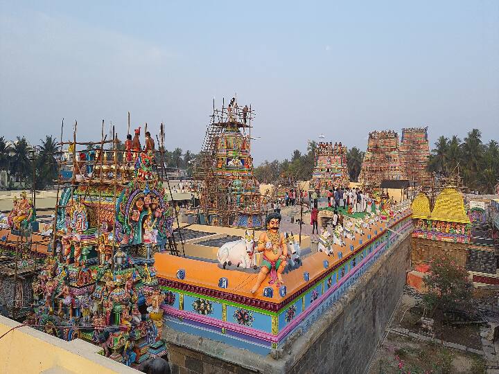 கட்டுப்பாடு காரணமாக பக்தர்கள் இன்றி கோவில் பணியாளர்கள் மட்டும் விழாவில் பங்கேற்றனர்