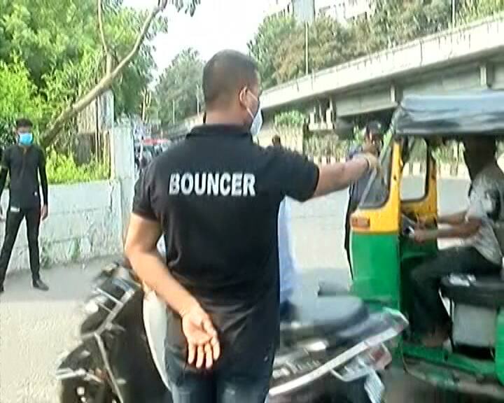 ગુજરાતમાં કોરોનાનું સંક્રમણ સતત વધી રહ્યું છે. રાજ્યમાં સતત ચોથા દિવસે 14 હજારથી વધારે કેસ નોંધાયા હતા. રાજ્યમાં અમદાવાદ અને સુરતની હાલત સૌથી ખરાબ છે.