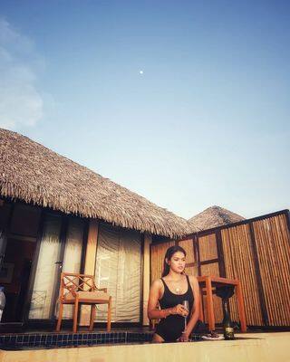 सोन्या सोशल मीडिया पर काफी फेमस है वो फैन्स के साथ अपनी लाइफ की हर अपडेट शेयर करती है. हाल ही में सोन्या ने ब्लैक स्विमसूट में अपनी कुछ फोटोज इंस्टाग्राम पर शेयर की है.