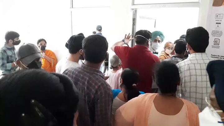 ਬਠਿੰਡਾ: ਇੱਕੇ ਪਾਸੇ ਕੋਰੋਨਾ ਦਾ ਕਹਿਰ ਜਾਰੀ ਹੈ ਅਤੇ ਦੂਜੇ ਪਾਸੇ ਕੋਰੋਨਾ ਵੈਕਸਿਨ ਦੀ ਕਮੀ ਵੱਡੀ ਪਰੇਸ਼ਾਨ ਬਣੀ ਹੋਈ ਹੈ।ਜ਼ਿਲ੍ਹਾ ਬਠਿੰਡਾ ਵਿੱਚ ਵੀ ਕੋਰੋਨਾ ਵੈਕਸਿਨ ਦੀ ਸ਼ਾਟੇਜ ਚੱਲ ਰਹੀ ਹਨ।