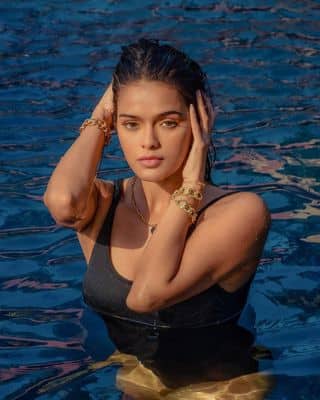 फोटोज में सोन्या पूल में मस्ती करते हुए नजर आ रही है. उनकी इन हॉट फोटोज ने इंटरनेट का पारा और भी ज्यादा बढ़ा दिया है.