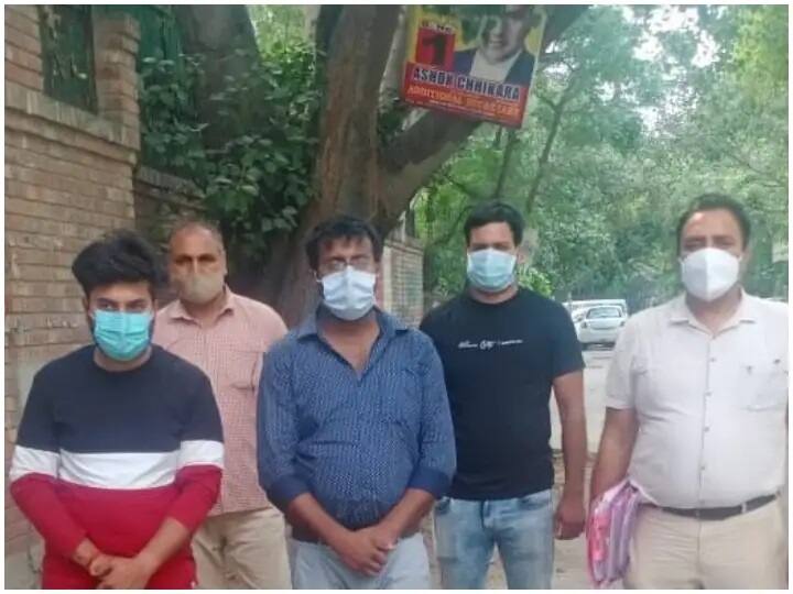 Coronavirus ਦੀ ਦਵਾਈ 45-45 ਹਜ਼ਾਰ 'ਚ ਵੇਚਣ ਵਾਲਾ ਗਰੋਹ ਫੜਿਆ doctor and lab assistant arrested for black marketing of remdesivir in delhi and chandigarh Coronavirus ਦੀ ਦਵਾਈ 45-45 ਹਜ਼ਾਰ 'ਚ ਵੇਚਣ ਵਾਲਾ ਗਰੋਹ ਫੜਿਆ
