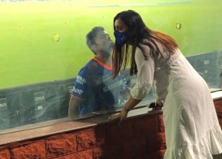 IPL 2021: Suryakumar Yadav Kisses Wife Devisha After Mumbai's Win Over Rajasthan, Pic Goes Viral Suryakumar with wife Devisha: কাচের ওপার থেকে স্ত্রীকে চুম্বন সূর্যকুমারের, ছবি ভাইরাল