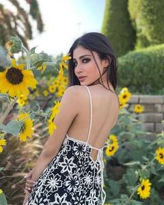 बैकलेस ड्रेस पहनकर Mouni Roy ने दिए फूलों के साथ जबरदस्त पोज, वायरल हुई फोटोज