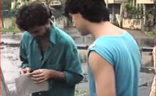 इन पोस्टर में आमिर की पहली फिल्म का ज़िक्र तो होता ही था लेकिन हर पोस्टर पर एक लाइन लिखी होती थी - Who is Aamir Khan? ...Ask the girl next door. मतलब- ''आमिर खान कौन है, अपने पड़ोस की लड़की से पूछें.'' (फोटो - सोशल मीडिया)