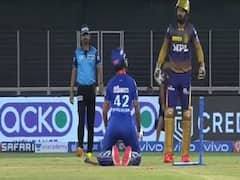 IPL 2021: मैच के दौरान शिखर धवन जब गुस्से से बल्ला नीचे गिराकर दिनेश कार्तिक के सामने घुटनों पर बैठ गए, देखें मजेदार वीडियो
