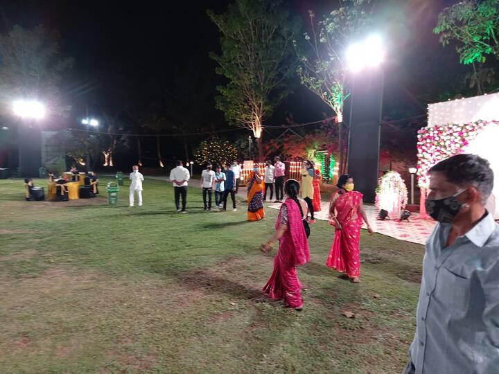 सदर लग्नास सक्षम अधिकारी यांची परवानगी घेतली नसल्याने महाराष्ट्र शासनाने लग्न कार्यासाठी घालून दिलेल्या निर्बंधाचा भंग केल्याने वर पिता, वधू पिता आणि केटरर्स  यांच्यावर आपत्ती व्यवस्थापन कायदा व साथरोग प्रतिबंधक कायदा अन्वये गुन्हा दाखल करण्यात आला आहे.