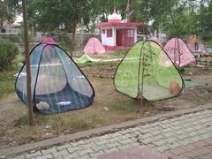 अस्पताल में जगह पाने के लिए मच्छरदानी का सहारा ले रहे हैं कोरोना मरीजों के परिजन