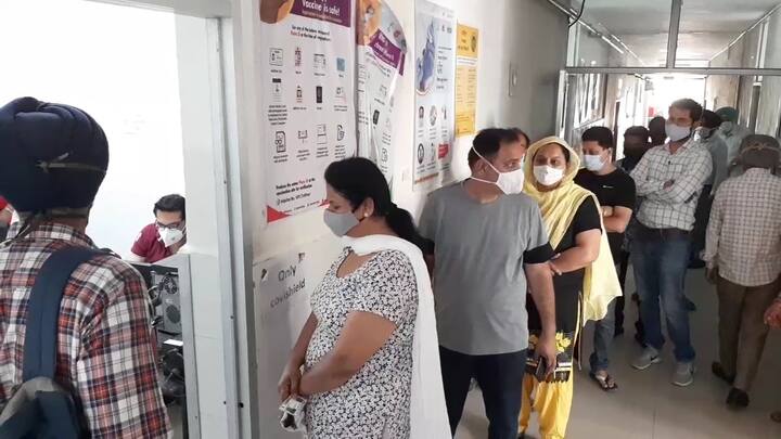 ਰੋਜ਼ਾਨਾ ਪੂਰੇ ਜ਼ਿਲ੍ਹੇ ਵਿੱਚ ਤਿੰਨ ਹਜ਼ਾਰ ਦੇ ਕਰੀਬ ਵੈਕਸਿਨ ਲੱਗ ਰਹੀ ਹੈ।1500 ਤੋਂ 2000 ਲੋਕਾਂ ਨੂੰ ਕੋਰੋਨਾ ਵੈਕਸਿਨ ਸਰਕਾਰੀ ਸਾਈਟ ਦੇ ਜ਼ਰੀਏ ਲੱਗ ਰਹੀ ਹੈ।