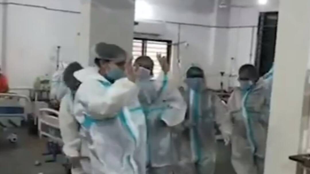 Dahod : કોરોના મહામારીના સમયે જ NHMના કરાર આધારિત 400થી વધુ આરોગ્યકર્મીઓએ આપી દીધા રાજીનામા? Dahod : 400 plus health workers of NHM contract give resignations in corona crises Dahod : કોરોના મહામારીના સમયે જ NHMના કરાર આધારિત 400થી વધુ આરોગ્યકર્મીઓએ આપી દીધા રાજીનામા?