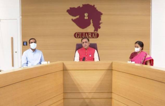 Vaccines will be given to people above 18 years of age in Gujarat from tomorrow  આવતીકાલથી કોરોનાનું વધુ સંક્રમણ ધરાવતા 10 જિલ્લામાં 18 વર્ષથી ઉપરના લોકોને વેક્સિન અપાશે, CM રૂપાણીની જાહેરાત