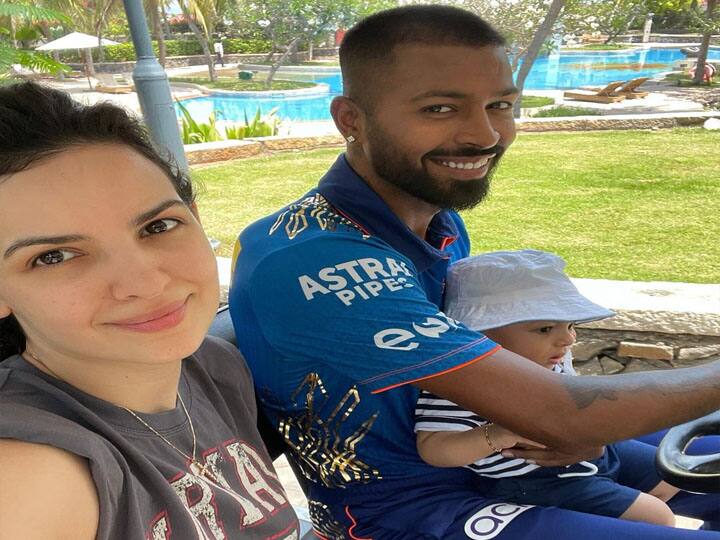 हार्दिक पांड्या की पत्नी और बॉलीवुड एक्ट्रेस नताशा स्टेनकोविक सोशल मीडिया पर बहुत सक्रिय रहती हैं. आए दिन अपनी तस्वीरें और वीडियो सोशल मीडिया पर शेयर करती रहती हैं. जैसे ही उनकी तस्वीरें शेयर की जाती हैं, वो इंटरनेट पर छा जाती हैं.