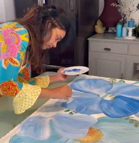 आपल्या कल्पनेतील रंग कॅन्व्हासवर उतरवत प्रार्थनाने काही सुरेख चित्र रेखाटली आहेत.