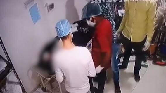 Dhule : मृताच्या खिशातून चोरले पैसे, धुळ्यातील रुग्णालयाच्या कर्मचाऱ्यांचा प्रताप सीसीटीव्हीत कैद