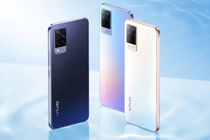 આવો છે કેમેરો..... ફોટોગ્રાફીની વાત કરીએ તો Vivo V21 5Gમાં ત્રિપલ રિયર કેમેરા સેટઅપ આપવામાં આવ્યો છે. જેનો પ્રાઇમરી કેમેરો 64 મેગાપિક્સલનો છે. સાથે જ એક 8 મેગાપિક્સલનો અલ્ટ્રા-વાઇડ એન્ગલ લેન્સ પણ આપવામાં આવ્યો છે. આ ઉપરાંત 2 મેગાપિક્સલનો મેક્રો લેન્સ આપવામાં આવ્યો છે. સેલ્ફી અને વીડિયો કૉલિંગ માટે ફોનમાં 44 મેગાપિક્સલનો ફ્રન્ટ કેમેરો આપવામાં આવ્યો આવ્યો છે.