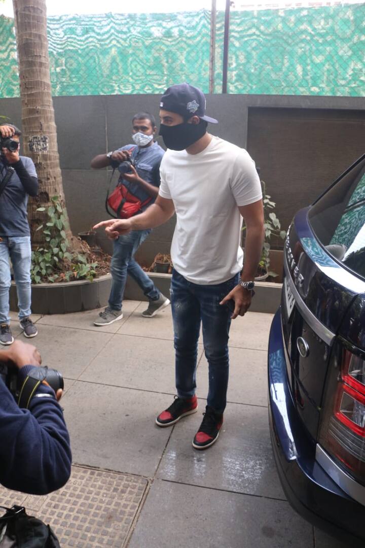 Ranbir Kapoor interacted with the paparazzi before entering her mother's home for the puja ceremony. He was spotted in a white t-shirt and blue denims.