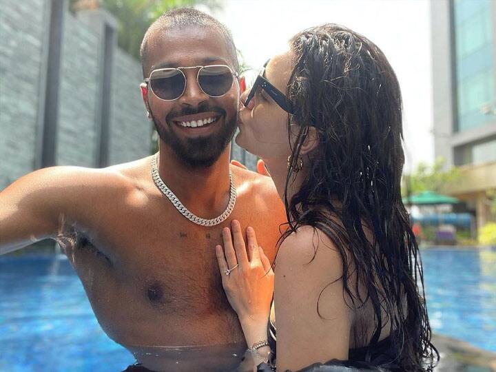 नताशा स्टेनकोविक अपने बेटे अगस्त्य और पति हार्दिक के साथ अक्सर तस्वीरें साझा करती रहती हैं. हाल ही में शेयर की गई फोटो में वो स्विमिंग पूल में नजर आ रही हैं और साथ में उनके बेटे अगस्त्य भी नजर आ रहे हैं.