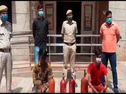 Two people arrested in delhi for selling Fire extinguisher as oxygen Cylinder Oxygen Cylinder Shortage | ஆக்சிஜன் சிலிண்டர் என்று கூறி தீயணைப்பானை விற்றவர்கள் கைது..