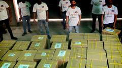 Mumbai से राहत की खबर, Corona की रफ्तार घटी...Varun Dhawan ने कुछ यूं की मदद