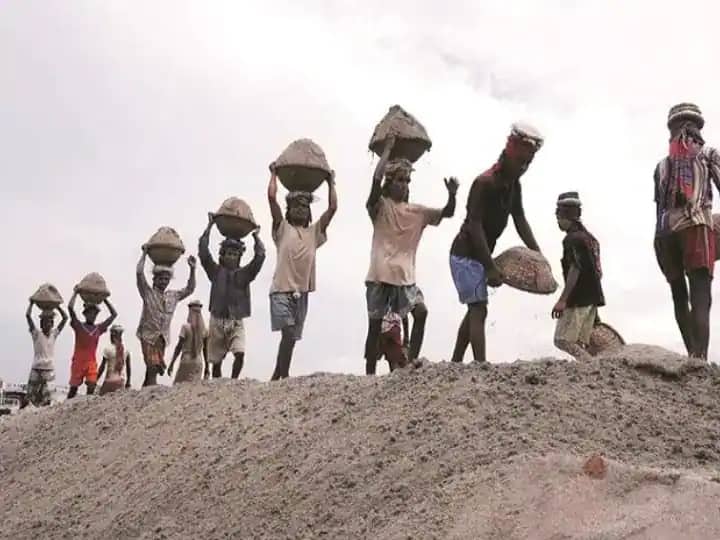 Delhi: केजरीवाल सरकार ने बढ़ाया मजदूरों का न्यूनतम वेतन, 55 लाख लोगों को होगा फायदा