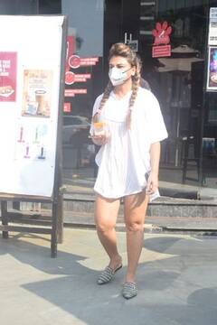 लॉकडाउन के बीच व्हाइट टीशर्ट और ग्रे शार्टस पहनकर स्टारबक्स पहुंची Rakhi Sawant , क्यूट अंदाज में आईं नजर