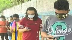 Rajkot: વેક્સિન લેવા માટે યુવાનોમાં જબરદસ્ત જાગૃતિ, શહેરના અલગ અલગ કેન્દ્ર પર જોવા મળી લાઈનો