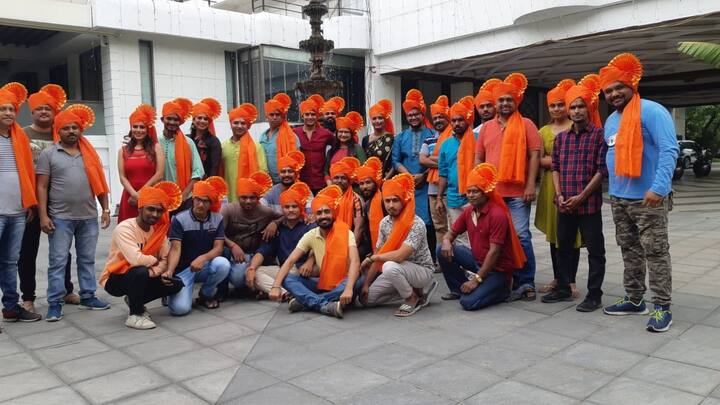 देशभरात कोरोनाचा प्रादुर्भाव वाढत आहे. अशावेळी महाराष्ट्रात लॉकडाऊनचा निर्णय घेऊन निर्बंध आणखी कठोर करण्यात आले. ज्यामुळं कलाविश्वारही याचे थेट परिणाम दिसून आले. मनोरंजनाला ब्रेक लागू नये आणि प्रेक्षकांचं मनोरंजन अविरत सुरु राहावं म्हणून झी मराठीवरील मालिकांचं चित्रिकरण महाराष्ट्राबाहेरील राज्यांत सुरु ठेवण्यात आलं.