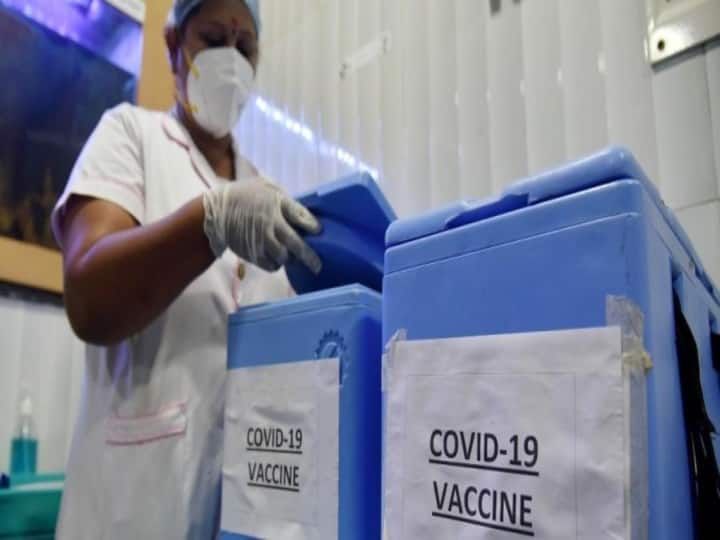 Delhi Corona Vaccination 37000 get Covid shot at 300 centres ANN दिल्ली में पहले दिन 18-44 उम्र के 37 हजार से ज्यादा को लगा कोरोना टीका