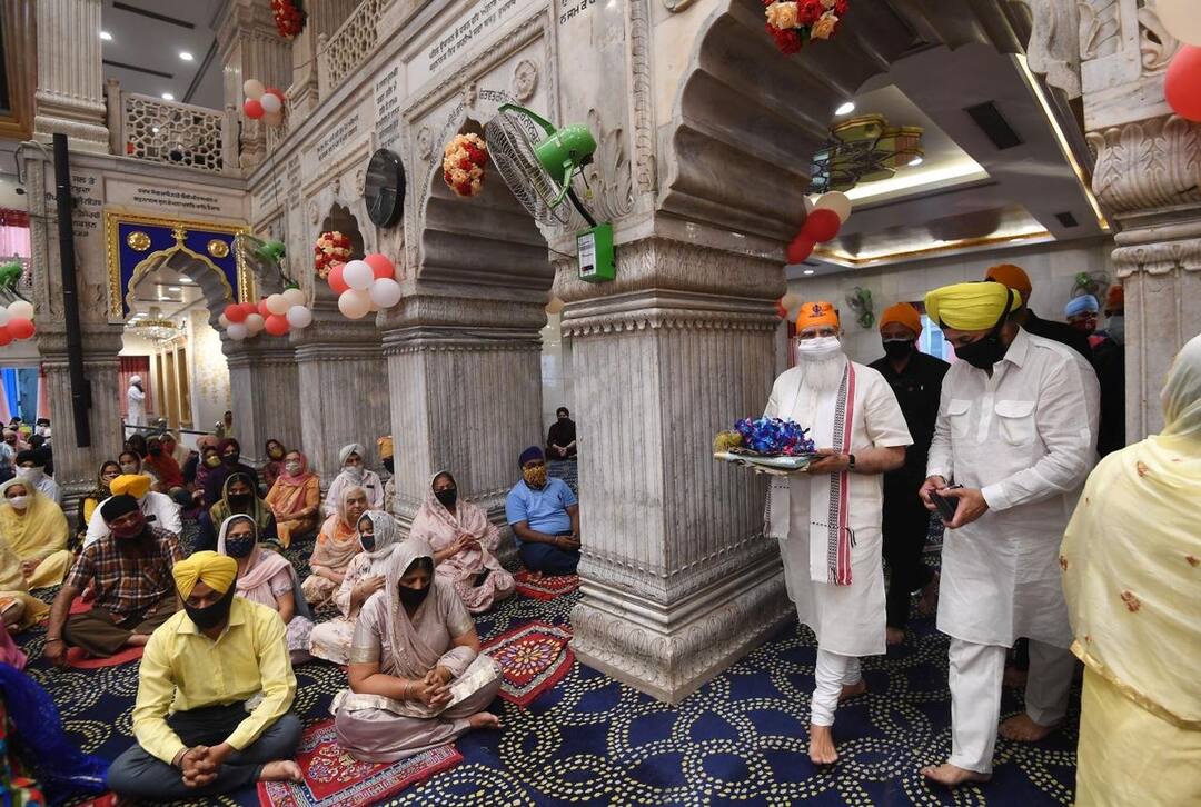 Prime Minister Modi Prayed at Gurudwara Sis Ganj Sahib today ਵਿਸ਼ੇਸ਼ ਸੁਰੱਖਿਆ ਪ੍ਰਬੰਧਾਂ ਬਿਨ੍ਹਾਂ ਗੁਰੂਦੁਆਰਾ ਸ਼ੀਸ਼ ਗੰਜ ਸਾਹਿਬ ਨਤਮਸਤਕ ਹੋਏ PM ਮੋਦੀ