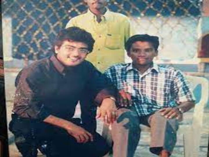 ரசிகருடன் போட்டோ எடுத்து மகிழும் அஜித்குமாரின் பழைய புகைப்படம்