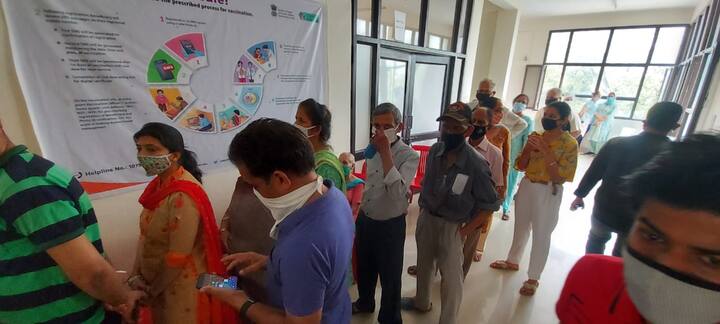 ਇਸ ਕਰਕੇ ਕੋਵਿਡ ਵੈਕਸਿਨ ਦਾ ਤੀਜਾ ਫੇਸ ਪੰਜਾਬ 'ਚ ਸ਼ੁਰੂ ਨਹੀਂ ਹੋ ਸਕਿਆ ਅਤੇ ਨੌਜਵਾਨਾਂ ਨੂੰ ਮਾਯੂਸ ਹੋ ਘਰ ਪਰਤਣਾ ਪਿਆ।ਇਸ ਦੌਰਾਨ ਦੂਜੇ ਫੇਸ ਅਧੀਨ ਲੋਕਾਂ ਦਾ ਟੀਕਾਕਰਨ ਜਾਰੀ ਹੈ ਪਰ ਸੋਸ਼ਲ ਡਿਸਟੈਸਿੰਗ ਦੇ ਨਿਯਮ ਦੀ ਪਾਲਣ ਇੱਥੇ ਵੀ ਨਹੀਂ ਹੋ ਰਿਹਾ।